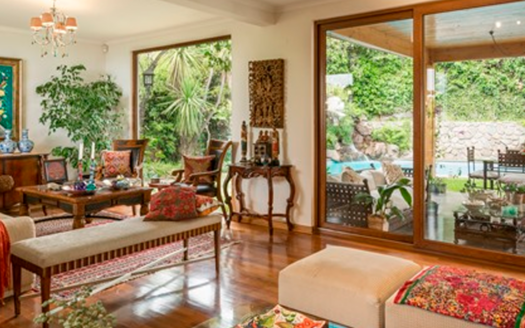 JULIA BERSTEIN – LA REINA