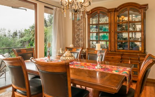 JULIA BERSTEIN – LA REINA