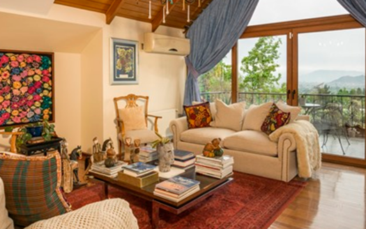 JULIA BERSTEIN – LA REINA